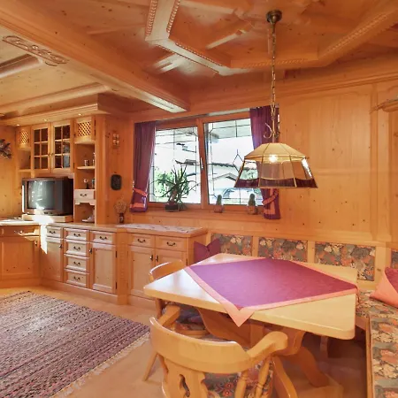 Ravishing Chalet Near Tyrol Near Ski Area בקתה *